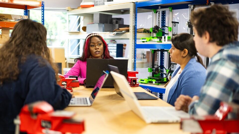 Personas reunidas conversando.