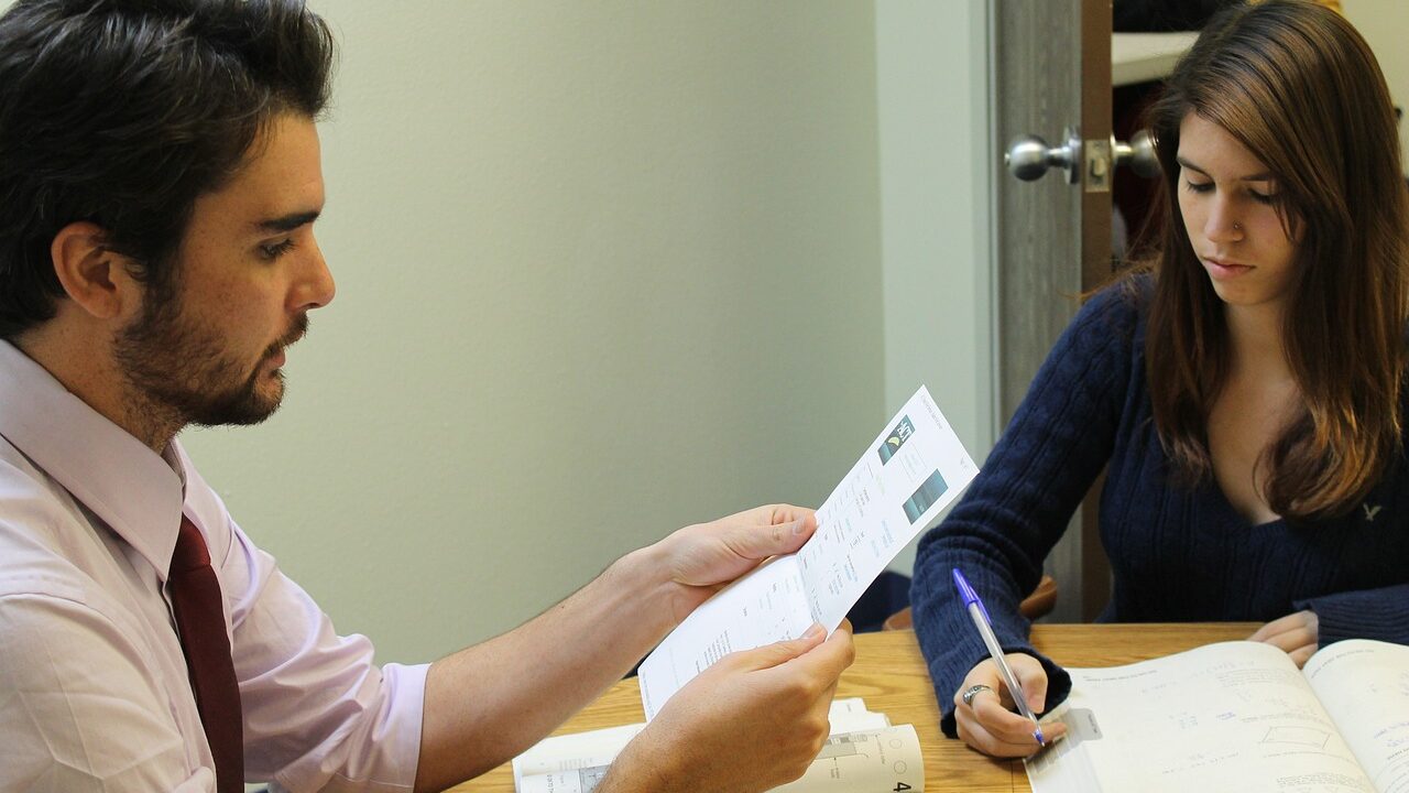 Tutor trabajando con joven.